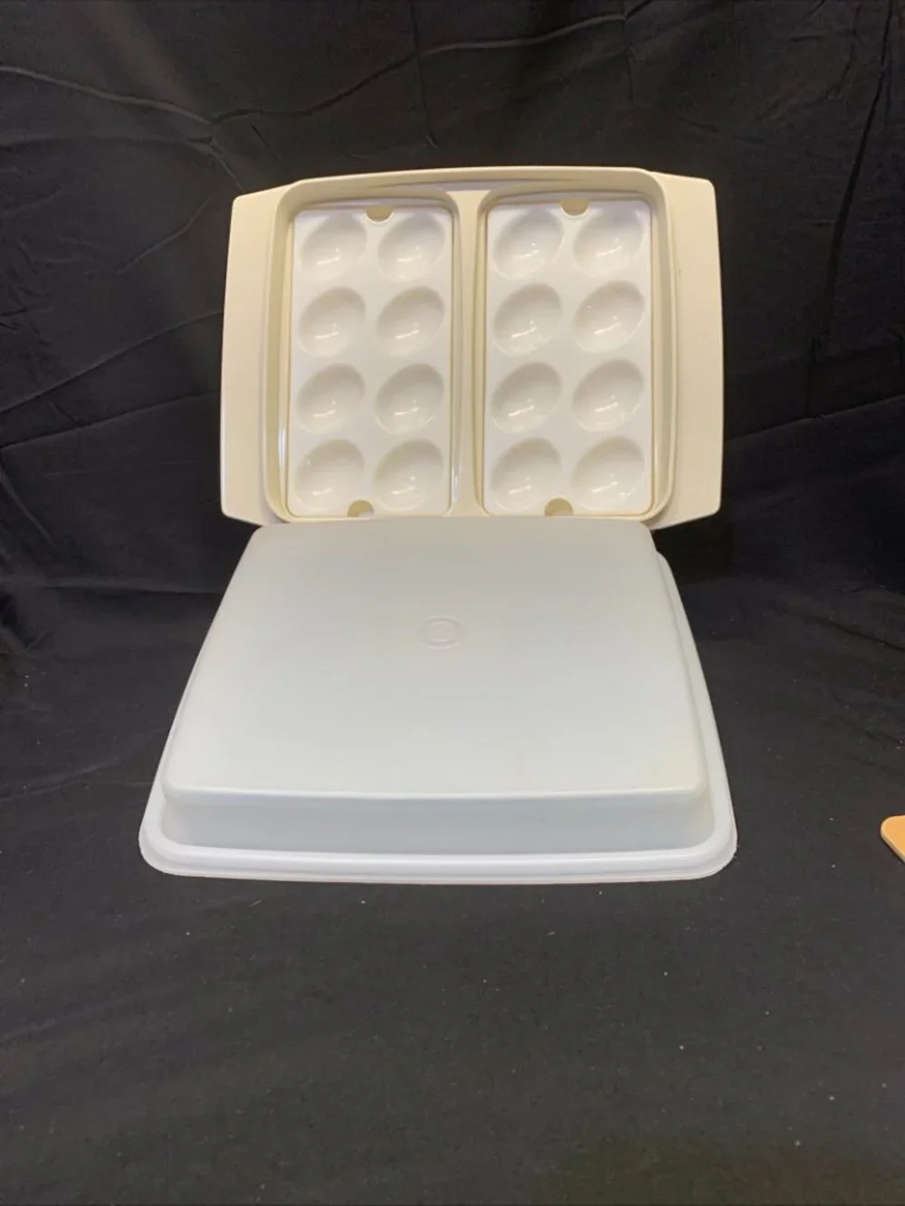 VTG Tupperware Deviled Egg Keeper/Holder Complete with egg Trayw #723-1